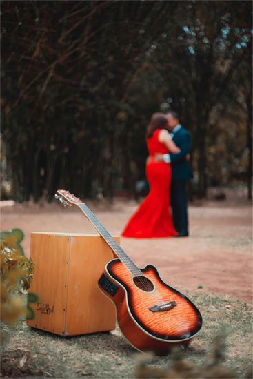 Flamenco: El cajón acompaña rítmicamente a la danza flamenca, realzando los movimientos del bailaor. Las guitarras pueden funcionar como una pregunta y respuesta.