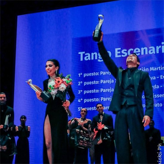 Los bailarines argentinos con el premio a la pareja ganadora del Mundial de Tango BA en la categoría Tango Escenario 2024.