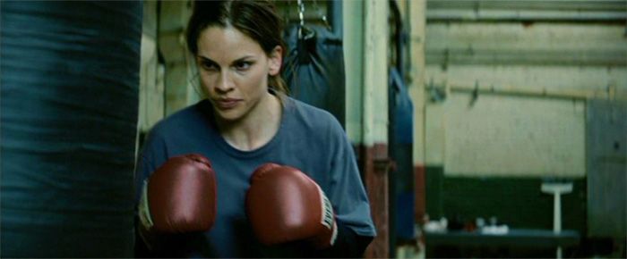 Million Dollar Baby de Eastwood continúa con el género de boxeo, y lo glorifica aún más con una nueva historia de superación, culminada con otro final demoledor.