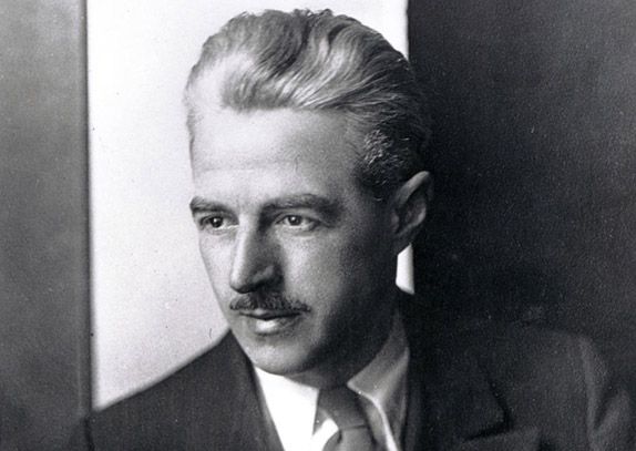 Retrato de Dashiell Hammett, pionero de la novela negra estadounidense, retrató con crudeza el crimen urbano y creó al detective “duro de pelar”. Su estilo directo y realista marcó el género para siempre.