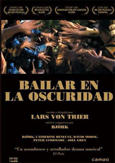 Arriba, el cartel más emblemático e identificable de Bailar en la oscuridad (2000). Reproduce una imagen de I’ve seen it all, el número musical en el tren, uno de los más recordados del film.