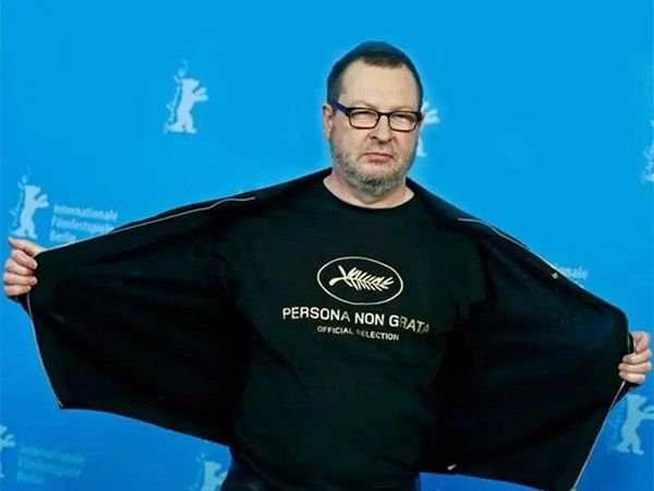 Lars Von Trier, haciendo de “Lars Von Trier”, muestra, orgulloso y provocador, una camiseta referida a la declaración de “persona non grata” por el Festival de Cannes, tras haberla “liado”, en 2011, con unas declaraciones referidas a Adolf Hitler.