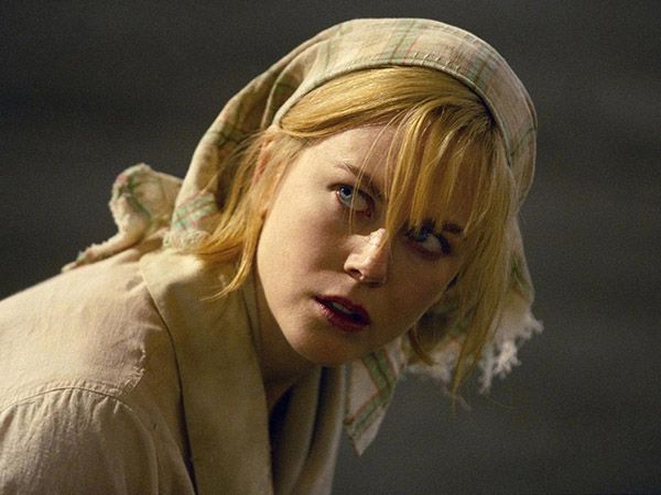 En la imagen, Grace (una excepcional Nicole Kidman) parece estar dándose cuenta de las verdaderas intenciones del pueblo con ella.