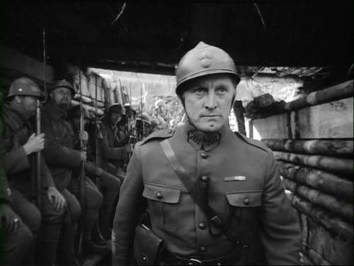 Senderos de gloria se convierte en uno de los primeros y más claros manifiestos en contra de los hipócritas y poderosos que dirigen las guerras. Análisis del cine bélico. Crítica cinematográfica. Difusión y crítica cultural