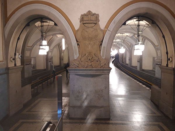 Interior de una estación de metro típica de Wilmersdorf construida en el Kaiserreich, época imperial previa a la República de Weimar
